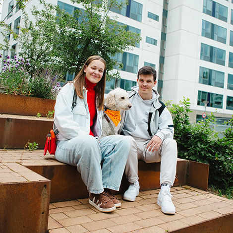 Emma og Emil med deres besøgshund Eddie