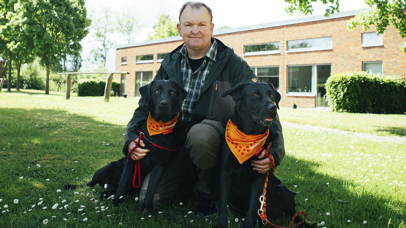 Besøgshundeejer Jesper med sine to sorte labrador retrievere Freddy og Basse