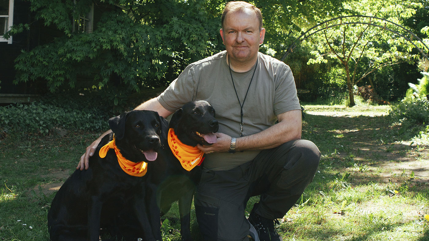 Besøgshundeejer Jesper med to sorte labrador retrievere