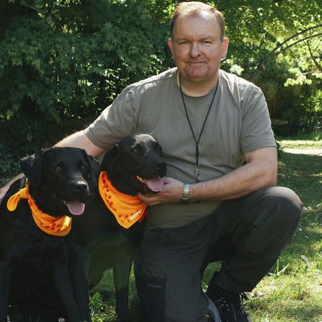 Besøgshundeejer Jesper med to sorte labrador retrievere