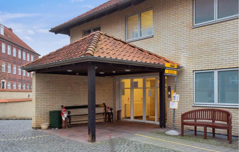 Højdevang Sogns Plejehjem.  OBS: Plejehjemmet og aktivitetscenteret er ikke beliggende samme sted i øjeblikket. Aktivitetscenteret er beliggende på Amager. Brydes Alle 30